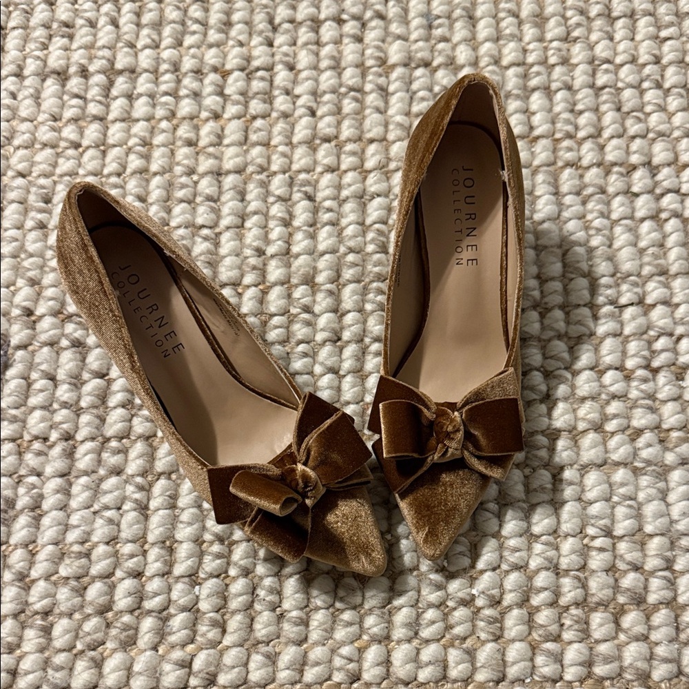 Journee Collection Tan Velvet Bow heels